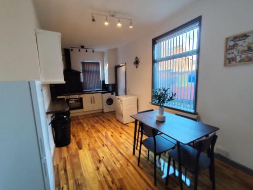 Double-Bedroom in the Heart of Harpurhey Manchester A4 Perfect for Short Stays, Manchester (photo 11)
