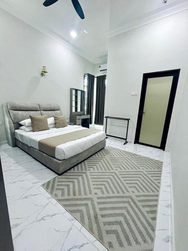 Husna White Homestay in Bukit Payong