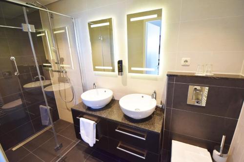 Bathroom, Hotel Noordzee in Domburg