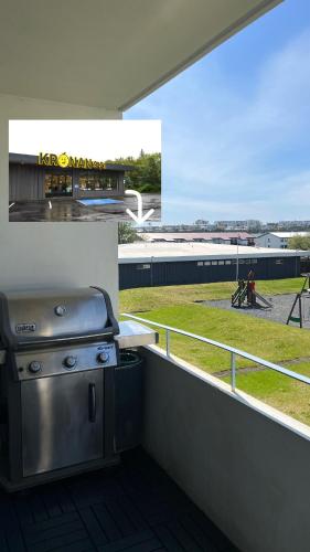 Cozy Apartment Near Downtown in Árbær