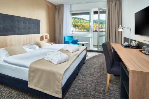 1 queen bed, 2 twin beds