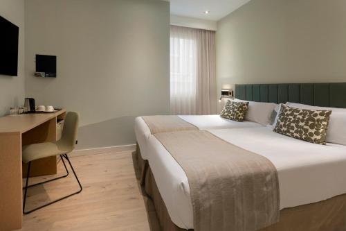Double or Twin Room image 3