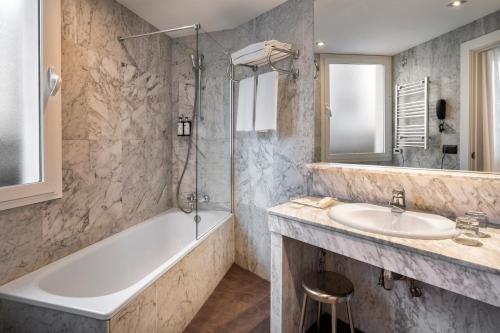 Double or Twin Room image 5