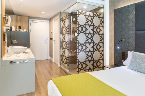 Double or Twin Room image 4