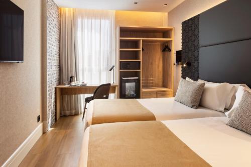 Double or Twin Room image 8
