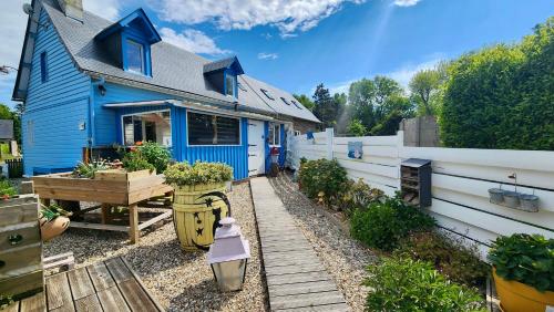 la petite maison en bois bleue in Quiberville