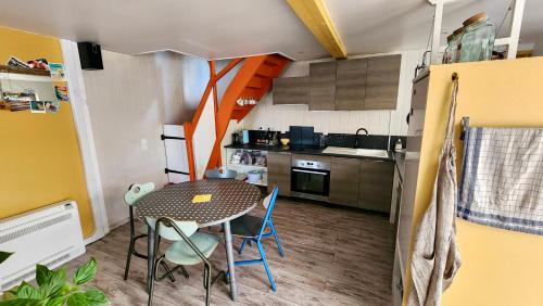 la petite maison en bois bleue in Quiberville