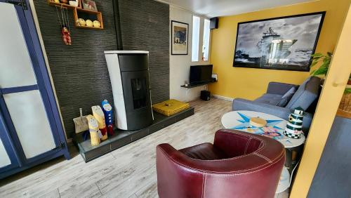 la petite maison en bois bleue in Quiberville