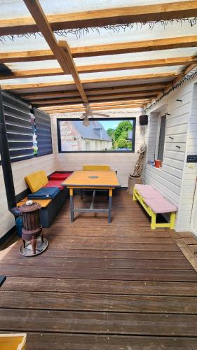 la petite maison en bois bleue in Quiberville