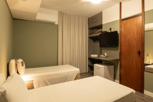 Twin Room image 3