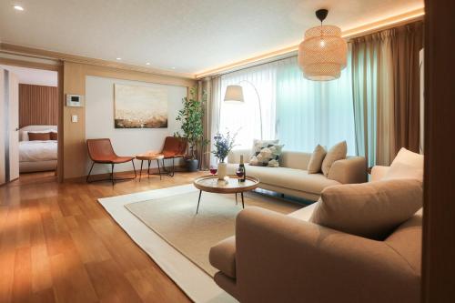 Mangwon local market 5mins, Hongdae, Airport Bus, Hanriver park 10mins 10ppl, Big family house 마포레스트, Soul (fotografie 9)