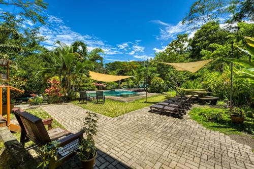 Alentours, Bamboo River House and Hotel in Dominical