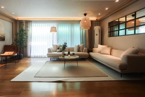 Mangwon local market 5mins, Hongdae, Airport Bus, Hanriver park 10mins 10ppl, Big family house 마포레스트, Soul (fotografie 6)