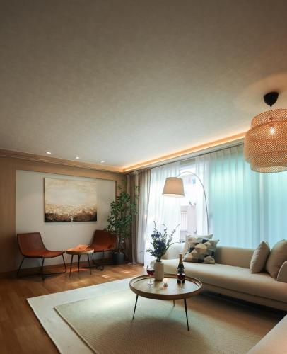 Mangwon local market 5mins, Hongdae, Airport Bus, Hanriver park 10mins 10ppl, Big family house 마포레스트, Seul