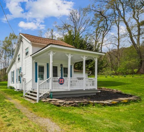 Cozy Milford Cottage on Half Acre w Deck & Grill in Milford, USA