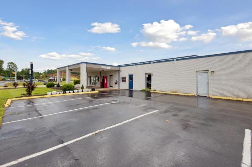 Relax inn by OYO Greeneville Near Hwy US-321