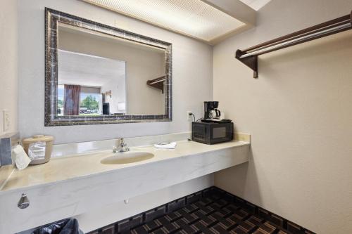 Relax Inn Greeneville - image 10