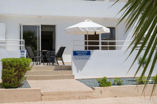 One-Bedroom Apartment with Pool View image 1