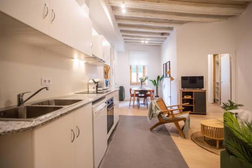 12Ara1093- New Spacious 3BR in the Gothic