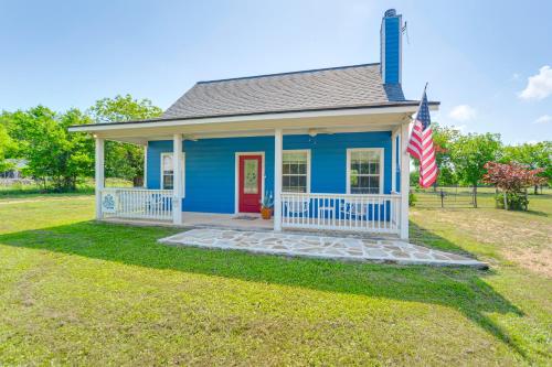 Blancos Blue Cottage Inn with Patio, Grill and Porch