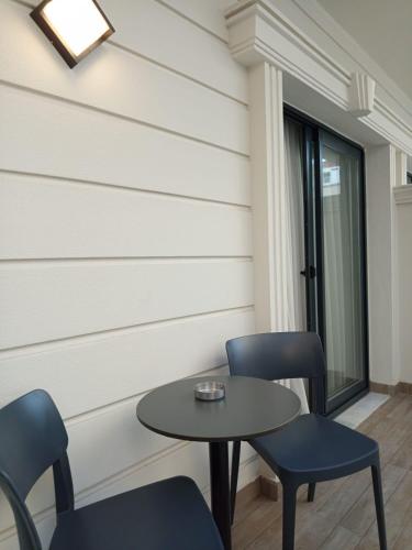 Deluxe Double Room with Balcony image 3