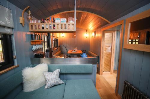 Book the Shepherds Hut - Twin Shepherds Hut - Twin