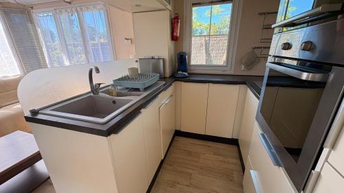 virtuve, Mobil home climatisé Louisiana 4 pers (Mobil home climatise Louisiana 4 pers) in Semussac