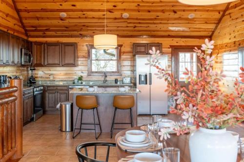 Pet-Friendly, Pool, Game Room, Hot Tub, Theater in Pigeon Forge Suburbs