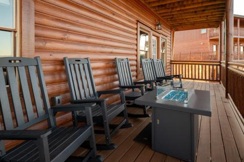 Pet-Friendly, Pool, Game Room, Hot Tub, Theater in Pigeon Forge Suburbs