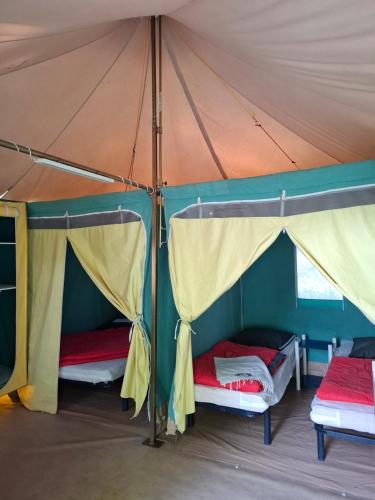1 double bed, 2 twin beds