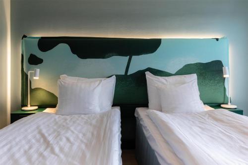 2 twin beds, 1 futon bed