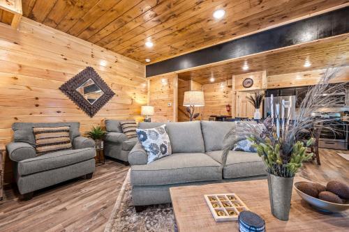 Rustic Modern Mountain Cabin by Avada Properties, Pigeon Forge (photo 8)
