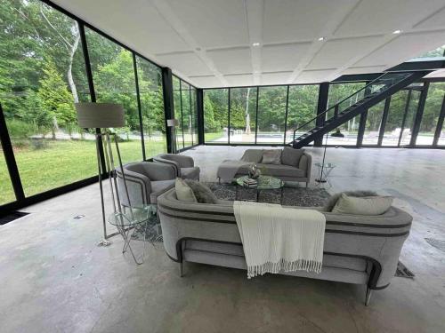 One of a kind Glass House! in Springs (NY)