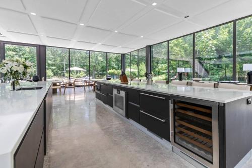 One of a kind Glass House! in Springs (NY)