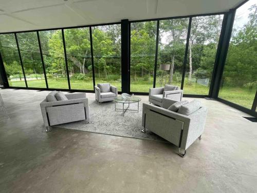 One of a kind Glass House! in Springs (NY)