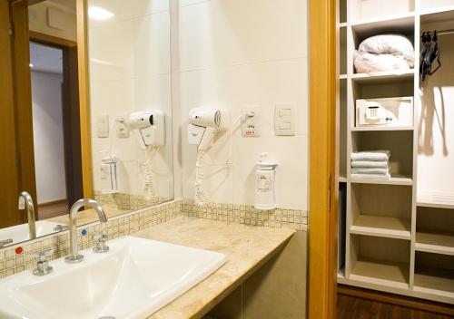 Premier Family Room - includes Hot Beach Water Park tickets image 2