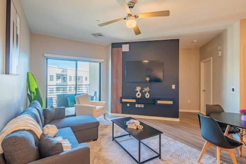 Bright 1BR Uptown Biltmore Gym Pool Parking WD thumb 4
