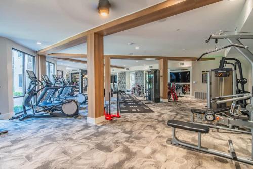 Bright 1BR Uptown Biltmore Gym Pool Parking WD - Tap to explore photos