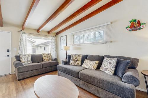 Nautical Newport DuplexUpper Unit in Newport Beach, USA