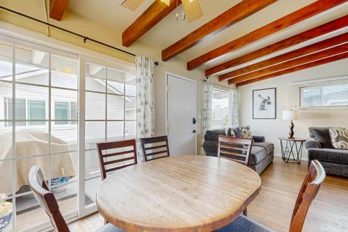 Nautical Newport DuplexUpper Unit in Newport Beach, USA