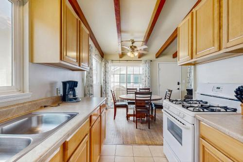 Nautical Newport DuplexUpper Unit in Newport Beach, USA
