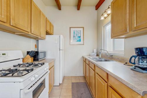 Nautical Newport DuplexUpper Unit in Newport Beach, USA