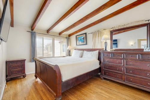 Nautical Newport DuplexUpper Unit in Newport Beach, USA