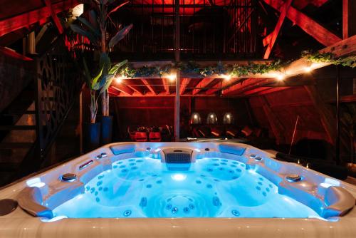 Intense Experience - Suites wellness avec piscine jacuzzi sauna billard privatifs Hotel de charme Leval-Trahegnies