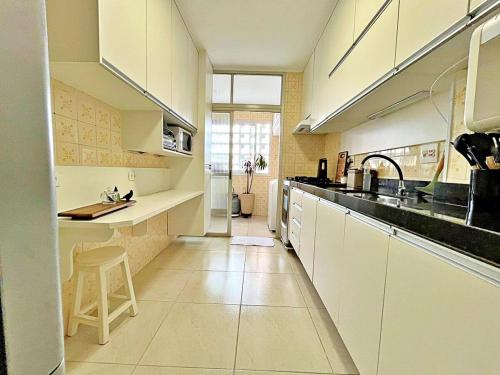 Kitchen, Apartamento 100 metros Praia Pitangueiras Guaruja near Restaurante Fogao Caipira