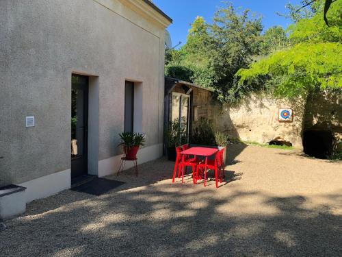 Petite maison dans fosse troglodytes in Chemellier