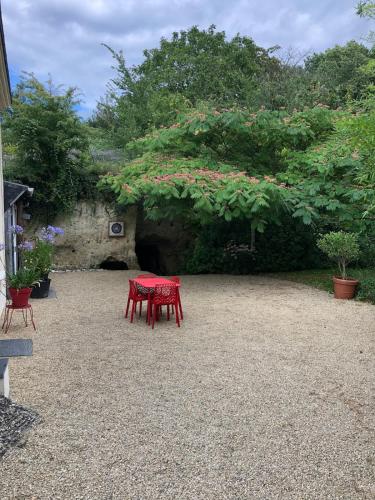 Petite maison dans fosse troglodytes in Chemellier