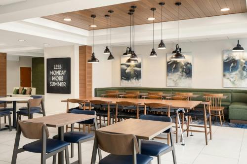 Fairfield Inn and Suites Jacksonville Beach - image 11