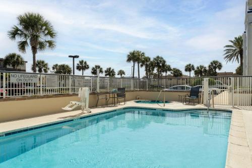 Fairfield Inn and Suites Jacksonville Beach - image 6