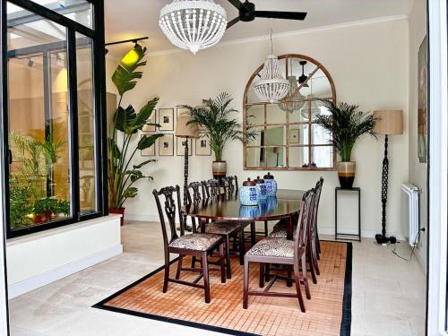 The Palm Tree House Alentejo Private swimming pool 6 suites Iconic Palm tree in อัลวิโต